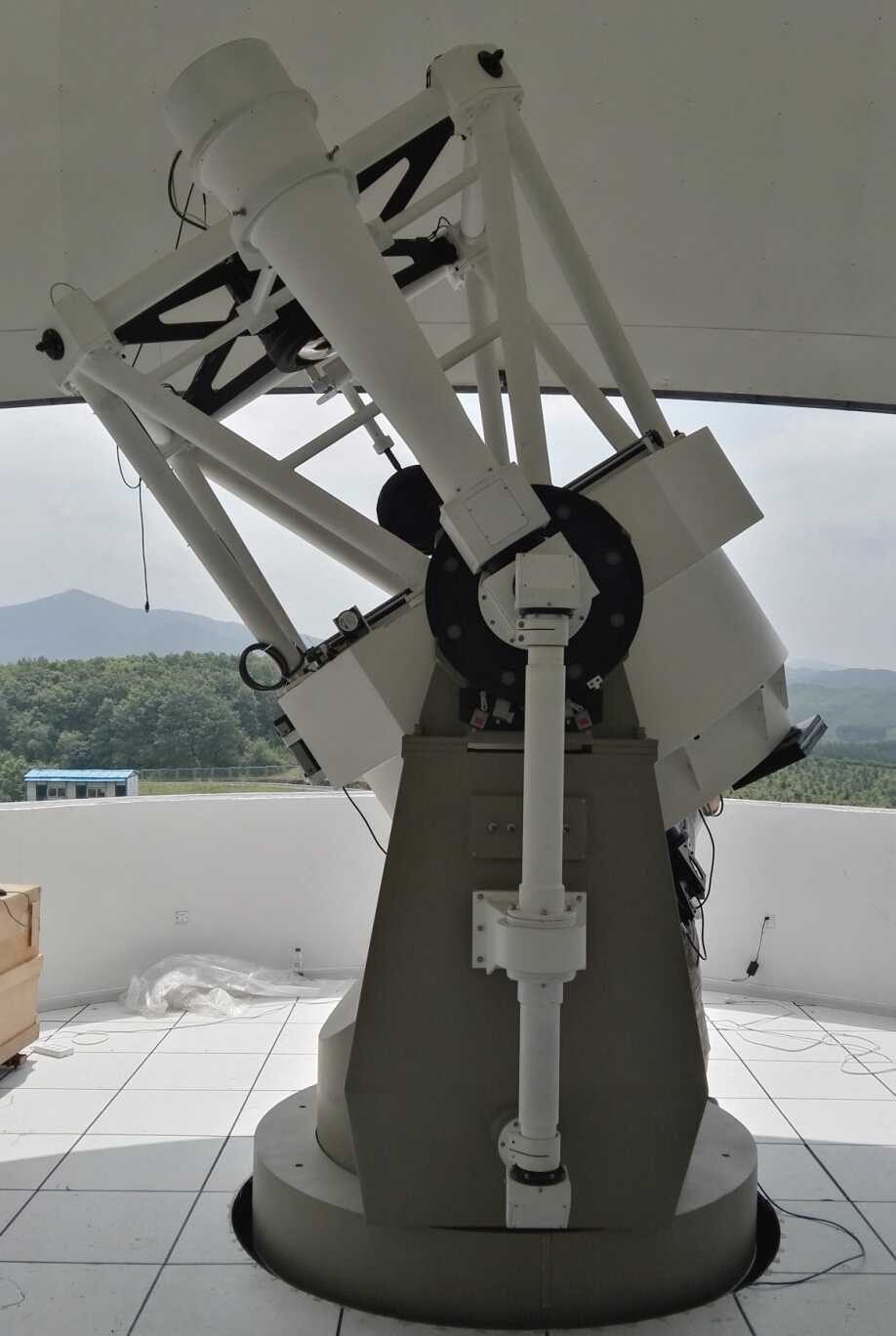 1.2米空间碎片探测与卫星激光测距望远镜